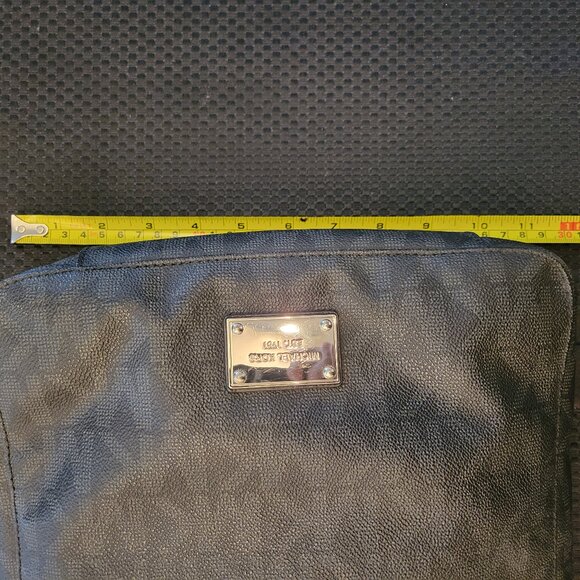 Michael Kors monogram messenger crossbody. EUC - Picture 12 of 16